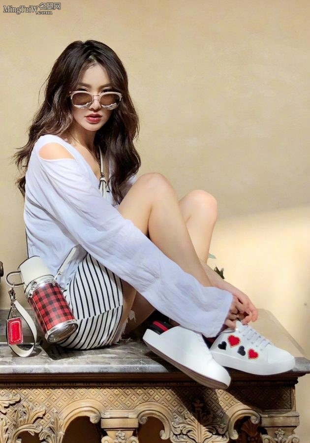 高挑的美女黄一琳这腿真是一双好炮架(5/9)
