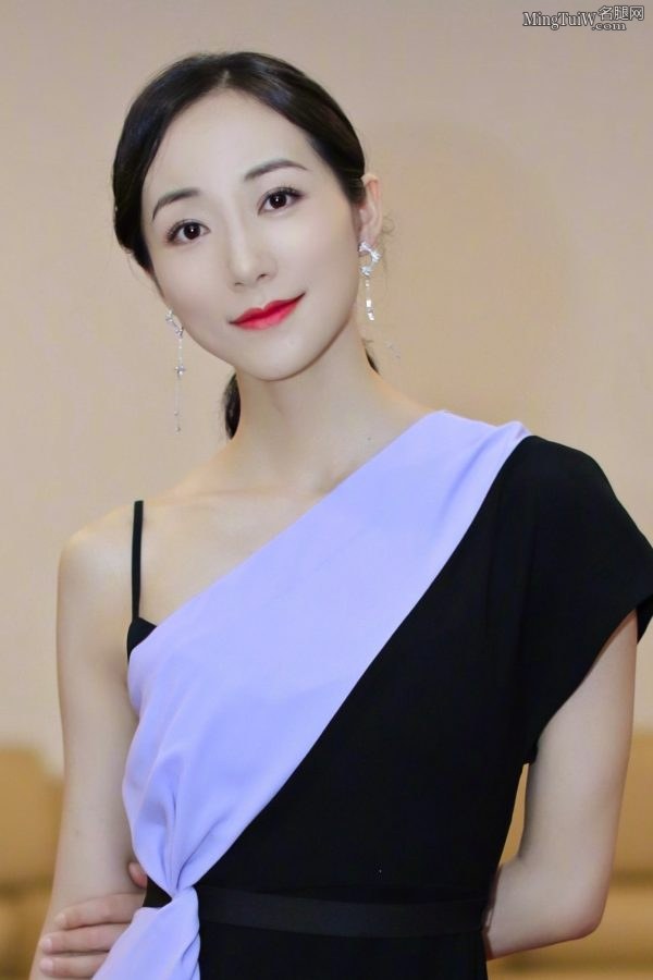 韩雪穿双拼色美裙脚踩高跟鞋红唇迷人(5/7)