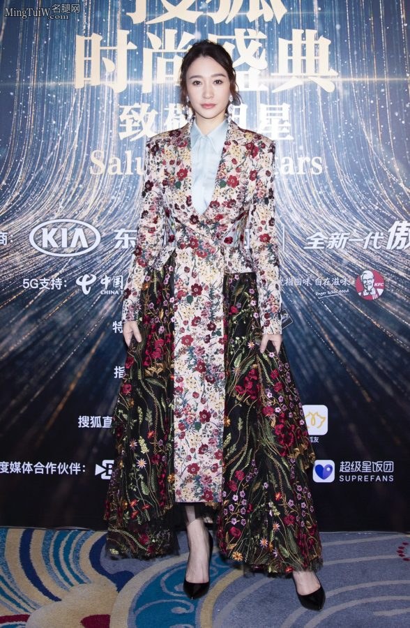 电视剧女演员李小冉出席颁奖礼踩尖头高跟脚背骨感十足(1/3)
