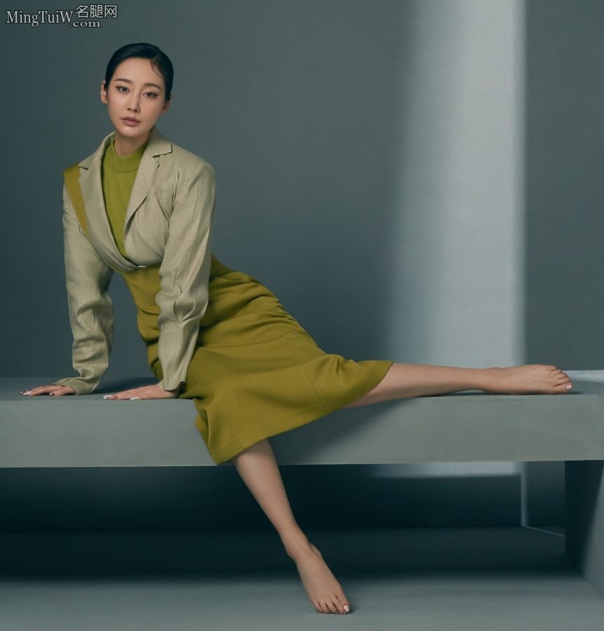 李纯《势界》杂志写真 高跟凉拖和光脚丫都能欣赏到(2/2)