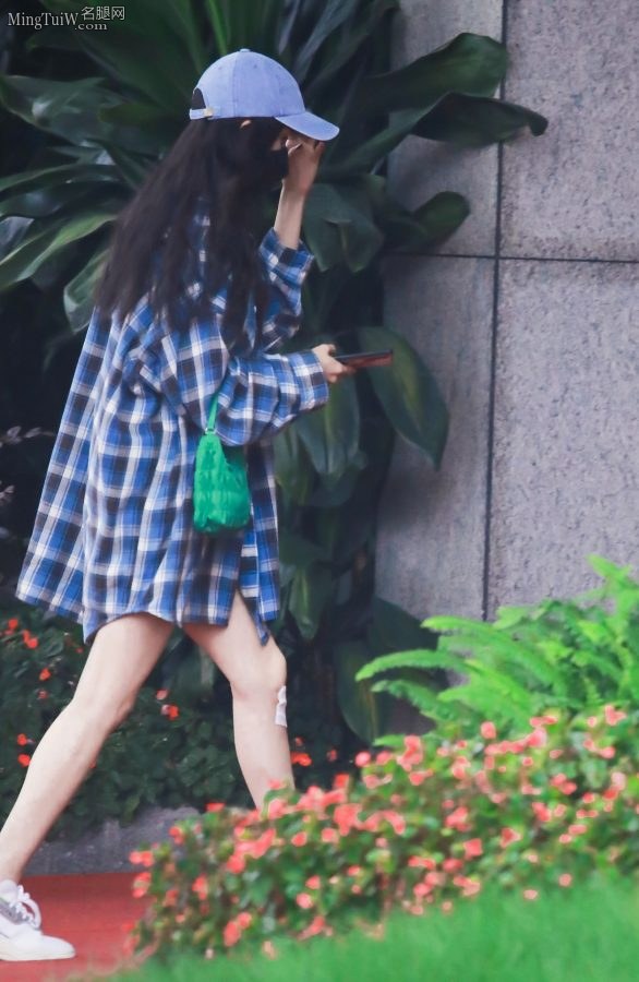 小细腿杨幂外出被拍 口罩遮脸依旧超美(3/10)