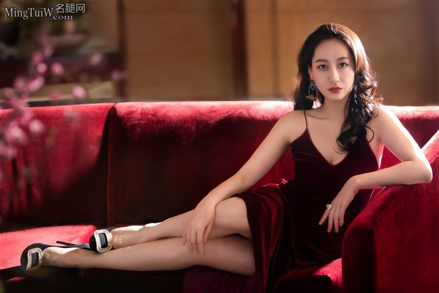 波浪长发加吊带低胸裙 董维嘉迷人气韵性感而不失优雅(1/9)