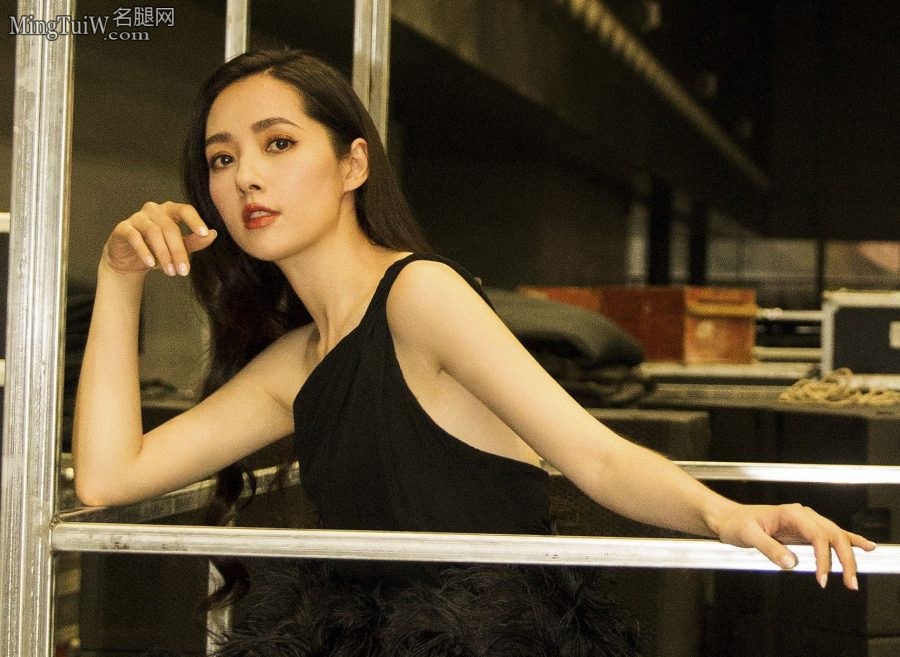郭碧婷黑色长裙神秘优雅 纤纤玉臂美手嫩足皆是风景(4/4)