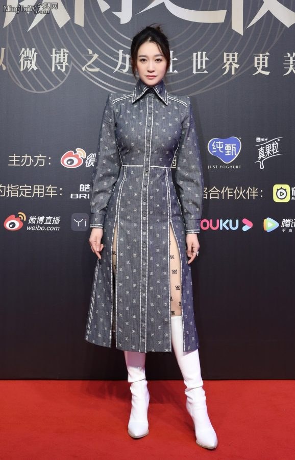 李小冉气质飒爽腿穿印花丝袜配白色细跟皮靴(2/8)