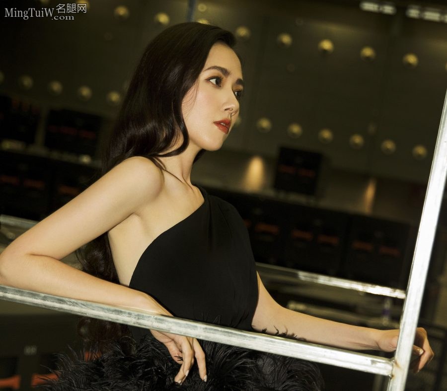 郭碧婷黑色长裙神秘优雅 纤纤玉臂美手嫩足皆是风景(3/4)