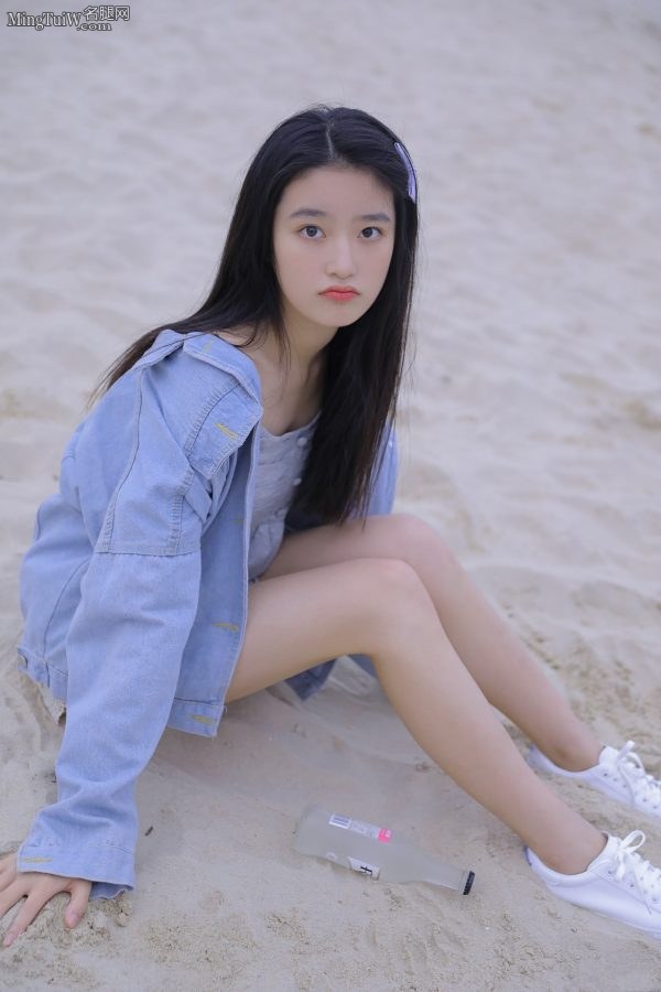 00后美女柴蔚坐在海滩上秀自己光滑的玉腿(1/3)