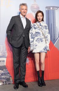 很舒服很漂亮的小姐姐王珞丹 蓝色中国风短裙美腿纤长