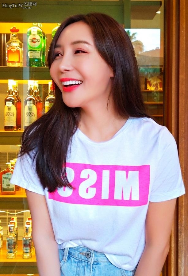 李小璐闺蜜贺冬冬牛仔热裤配运动鞋筒袜撩动你的小心脏(4/6)