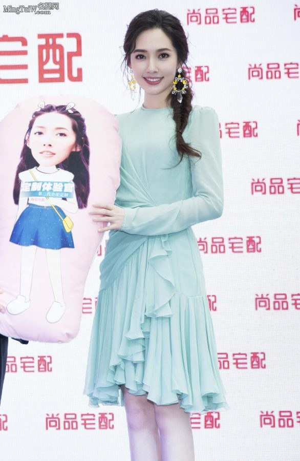天生丽质的大美女郭碧婷身穿清新绿裙足踩细跟凉鞋(5/6)
