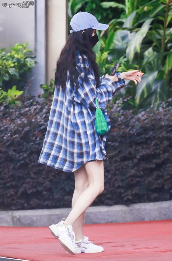 小细腿杨幂外出被拍 口罩遮脸依旧超美(5/10)