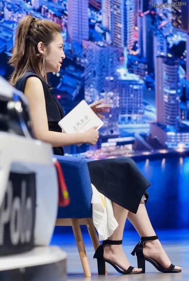 女主持人汪聪精致高跟脚现场采访照片(1/2)