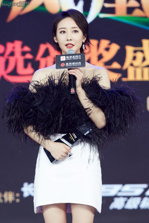 李纯穿露肩黑羽毛超短裙 神秘性感高贵(3/5)