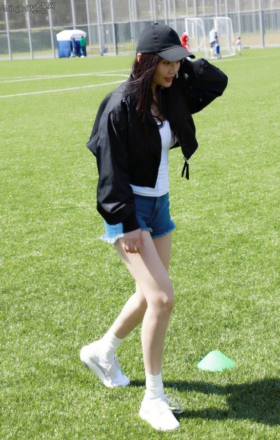 Xu Dongdong's thighs are white with flowers on the green field(1/6)
