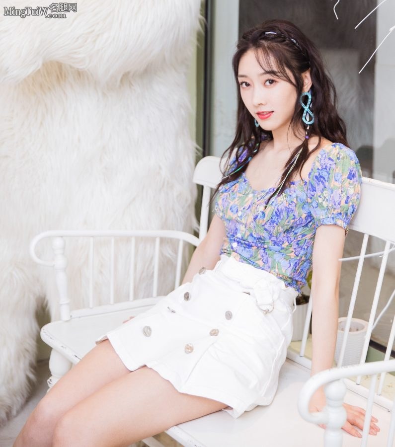 女星宣璐短裙美腿写真靓丽可爱(5/8)