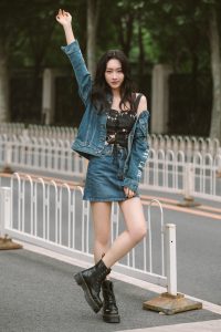 长腿姐姐宣璐穿牛仔裙马丁靴俏皮风情