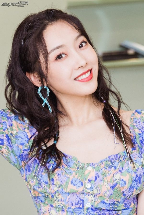 女星宣璐短裙美腿写真靓丽可爱(3/8)