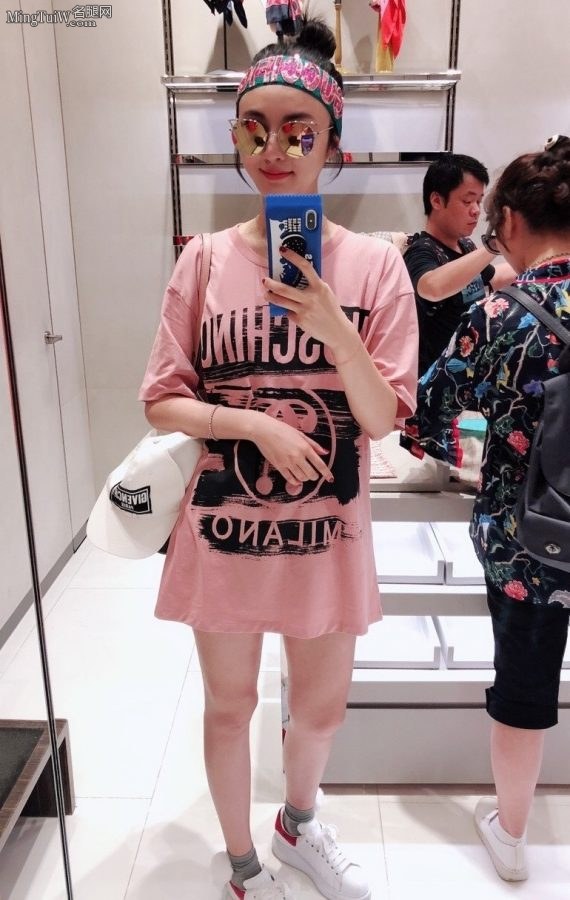 小姐姐甘露T恤下的腿也太好了(5/6)