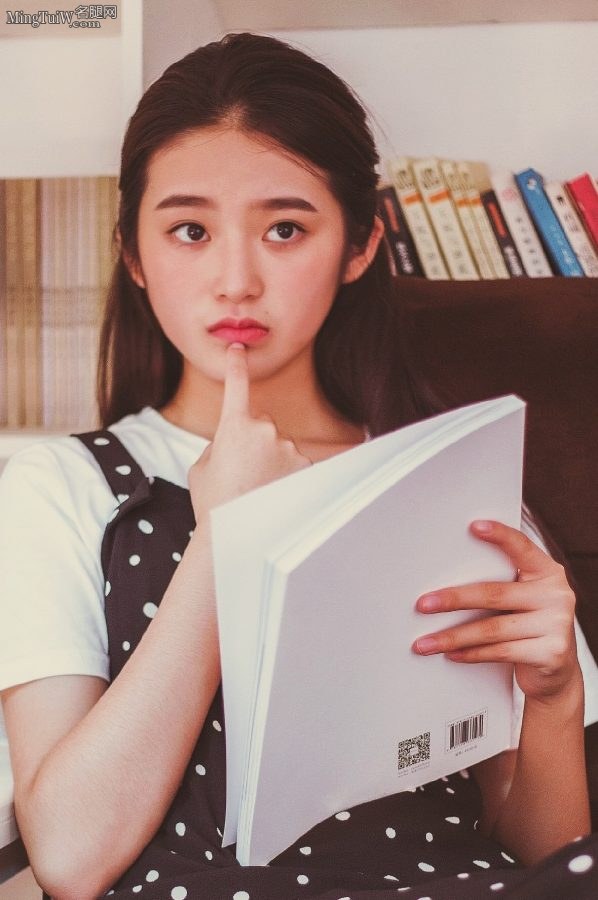 书店里认真看书的小美女柴蔚脚穿可爱凉拖(3/3)