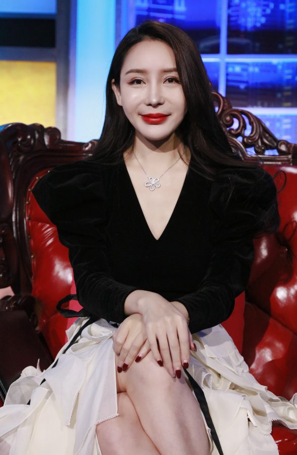《非你莫属》女Boss贺冬冬穿长裙也要把美腿露出来让观众大饱眼福(3/5)
