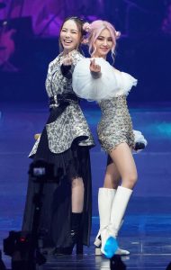 邓紫棋和蔡依林两位美女歌手同台比丝腿