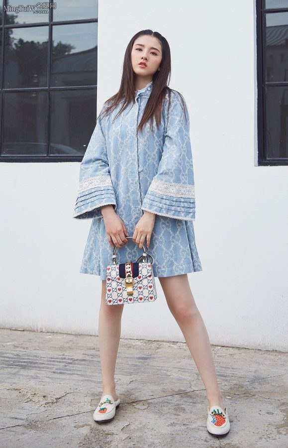 Sweet girl Song Zuer has such straight legs(3/5)