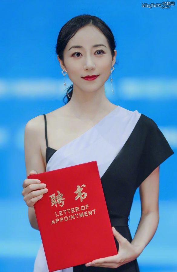 韩雪穿双拼色美裙脚踩高跟鞋红唇迷人(4/7)