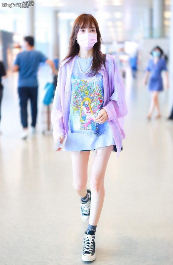 美少女战士李小璐戴口罩现身机场美腿纤细白嫩(8/8)