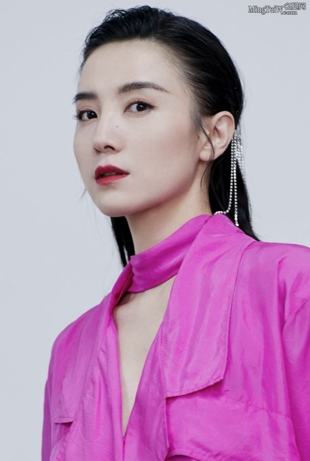 宋佳穿开衩裙露出洁白光滑的玉腿(3/6)