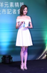 女星杨千霈纤瘦光滑的玉腿