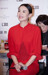 宋佳好身材裹修身红色开叉红裙演绎东方韵味