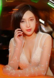 甘婷婷穿深V礼服露深沟出席时尚盛典