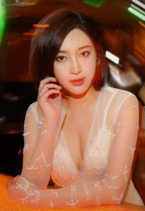 甘婷婷穿深V礼服露深沟出席时尚盛典(8/8)