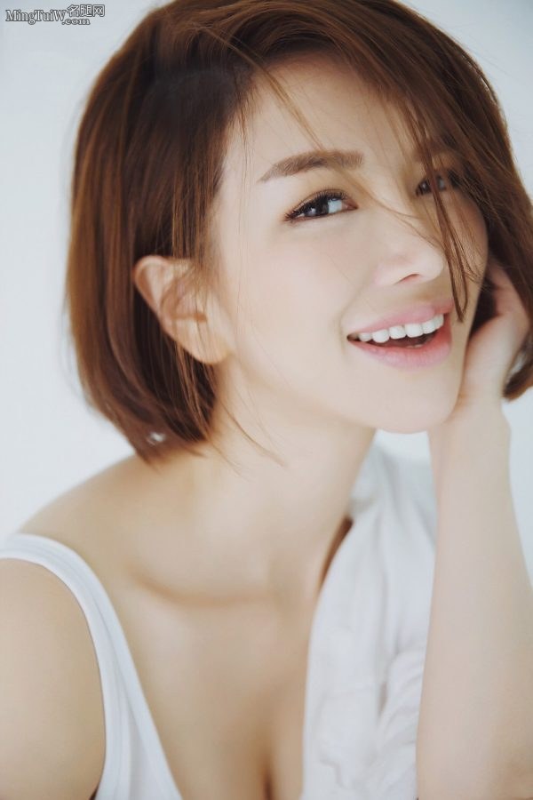 班嘉佳短发造型写真 白腿和玉脚齐上镜(8/8)
