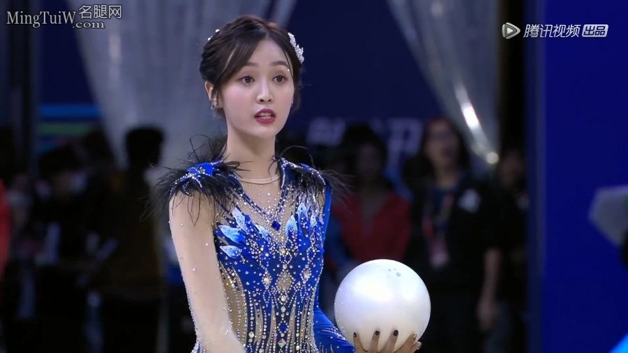 《超新星全运会2》吴宣仪艺术体操表演服露大腿优美[百度网盘](1/9)