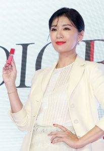 成熟御姐贾静雯白色西装配半透长裙脚踩细高跟代言