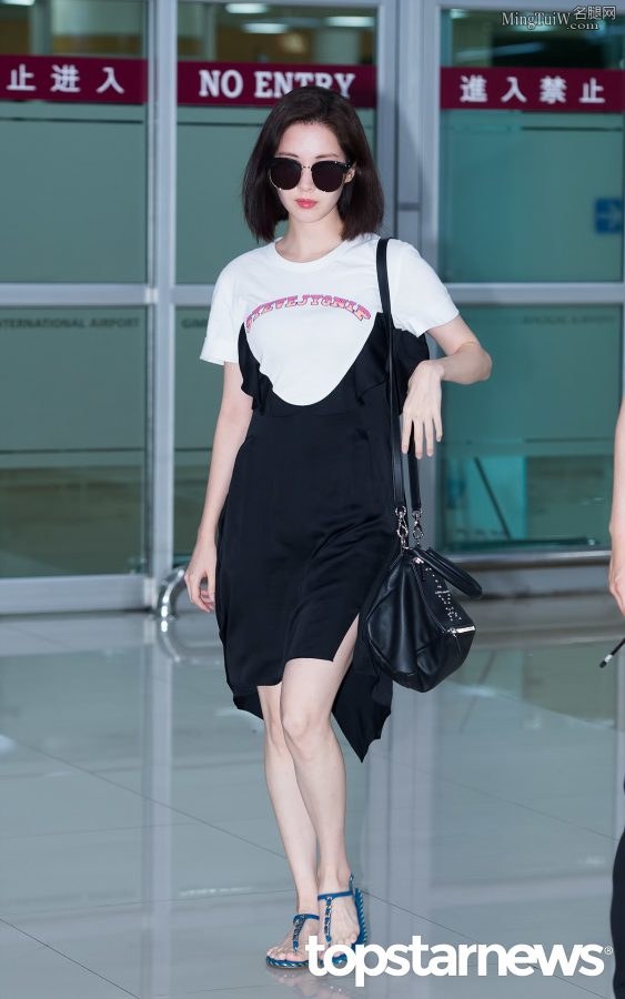韩国美女歌手徐贤白足穿凉鞋街拍(3/5)