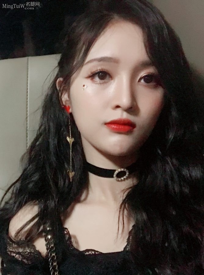 火箭少女吴宣仪红色小皮裙 嘴唇微张露出迷人皓齿(3/12)