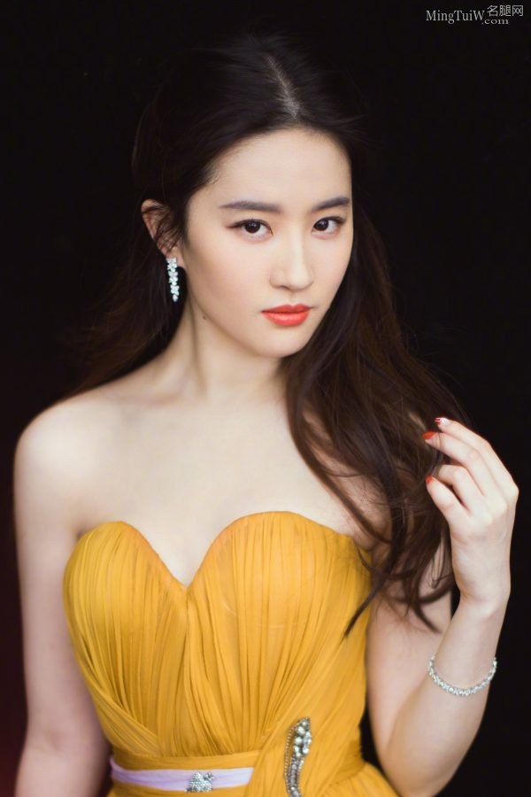 小龙女刘亦菲穿尖头高跟足背细腻(4/5)
