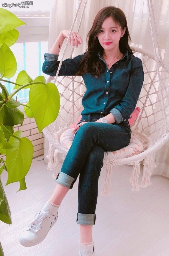 吴宣仪穿紧身牛仔裤包裹纤细美腿(1/6)