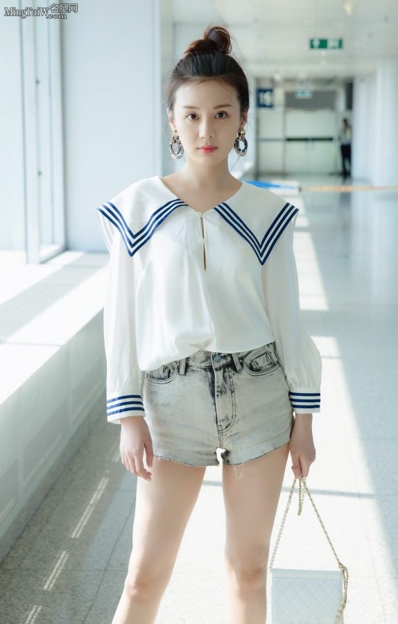 在机场穿紧身牛仔热裤秀腿的郑合惠子美妞(2/6)