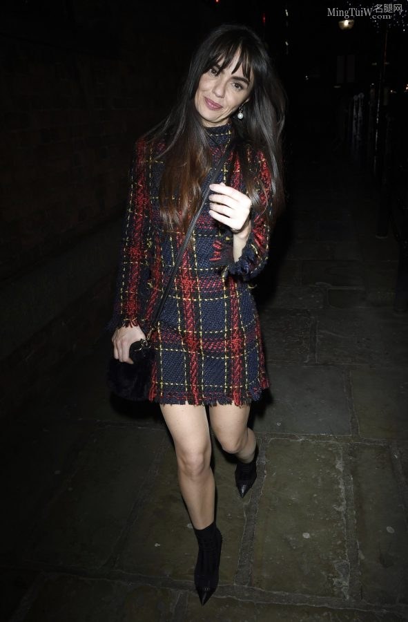 腿上裹了超薄肉丝袜的英国女演员Jennifer Metcalfe街拍照(6/8)