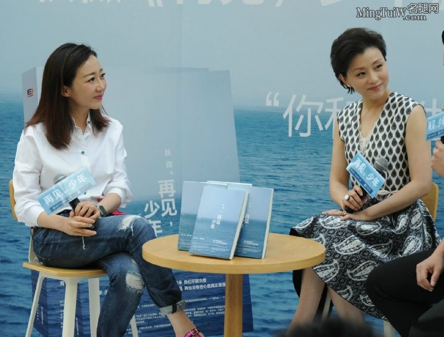 女主持人杨澜坐在高脚椅上翘高跟足(2/3)