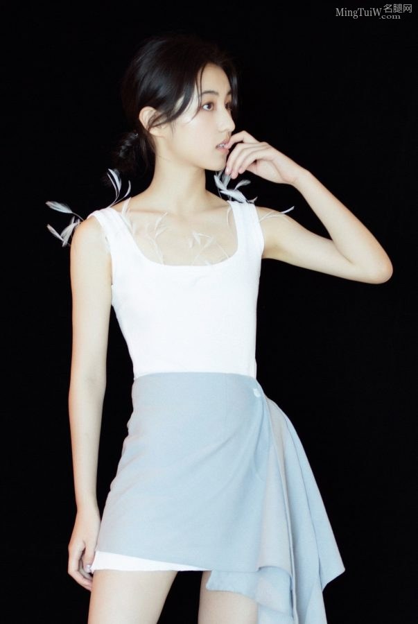 张子枫两套衣服同一双Stuart Weitzman高跟鞋(2/11)