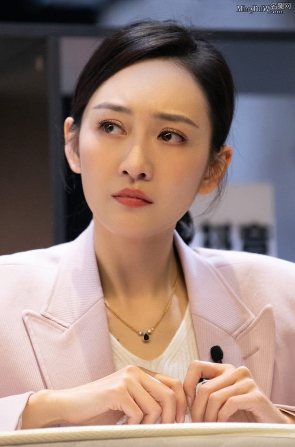 王鸥穿粉色西装跷二郎腿(3/3)