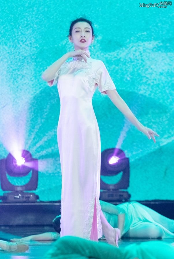 女星王鸥身着一套淡雅的白色旗袍表演《茉莉花》(6/9)