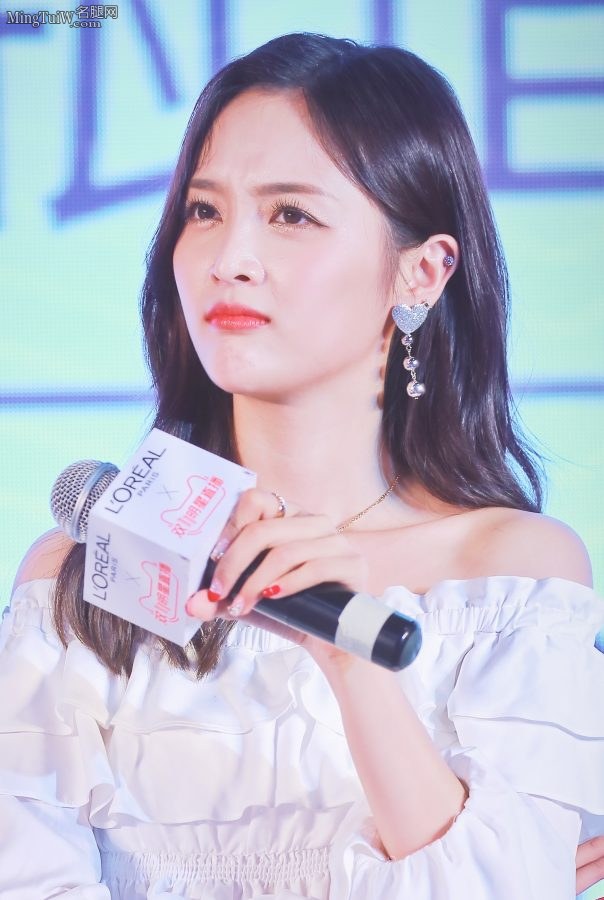 吴宣仪和孟美岐好姐妹脚穿高跟同台(13/22)