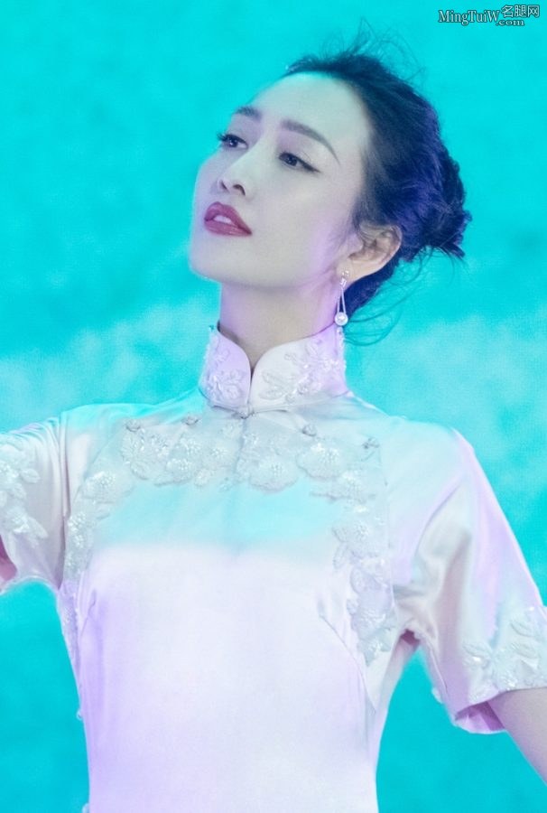 女星王鸥身着一套淡雅的白色旗袍表演《茉莉花》(8/9)