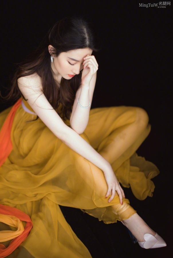 小龙女刘亦菲穿尖头高跟足背细腻(2/5)