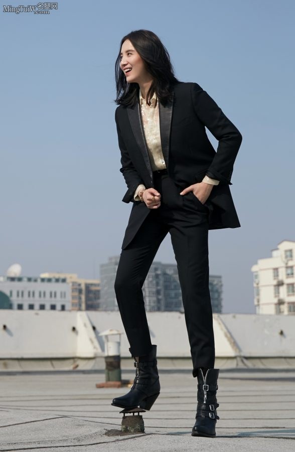 身高1米73的帅气女星宋佳西服套装配高跟短靴(1/5)