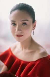 女星董洁小露香肩踩乳白色细高跟登台颁奖 气质自信优雅迷人